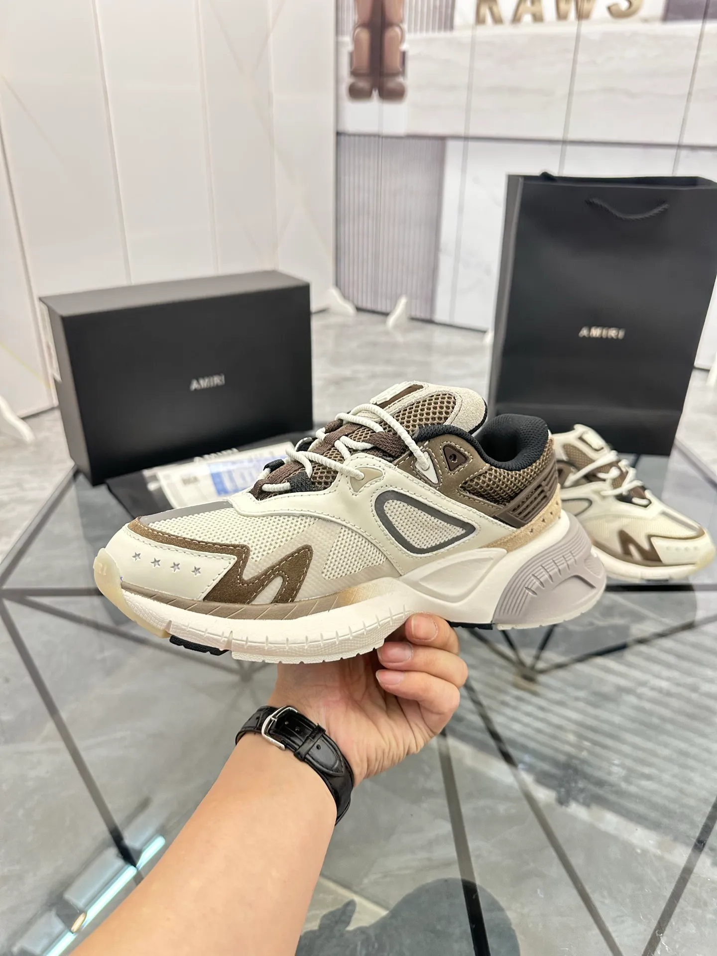 Men's shoes: 💰P720¥ Guangzhou top quality Product trademark: AMIRI* "Amir*" low-top casual shoes Regular size: 39-44 (can be customized to 45) Product materials: upper imported first-layer cowhide stitching original material, breathable lining, original outsole. Number: 525